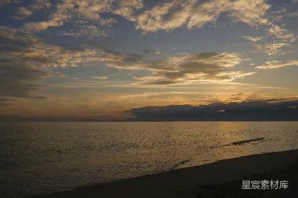 高清摄影 太阳正在海洋上空的海滩上落下。
