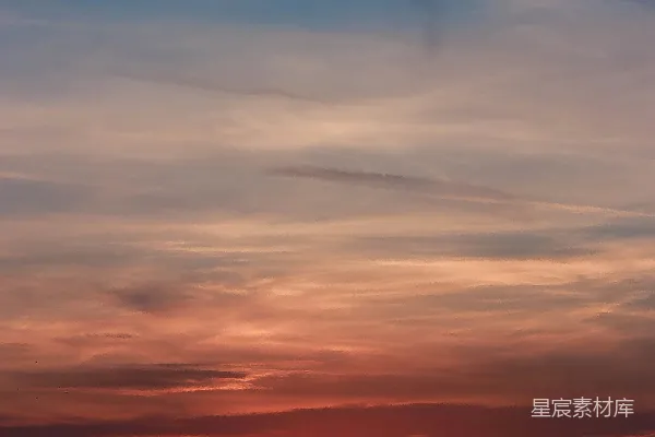 高清摄影 夕阳正在田野的上空落下。