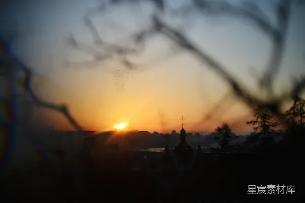 高清摄影 夕阳照耀着远方小镇，树影婆娑。