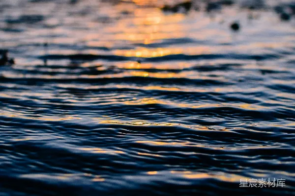 高清摄影 夕阳正在海面上落下。