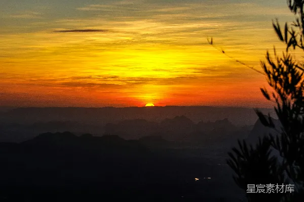 高清摄影 夕阳下山脉的剪影