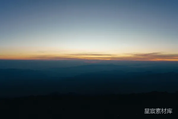 高清摄影 夕阳正在山脉上落下