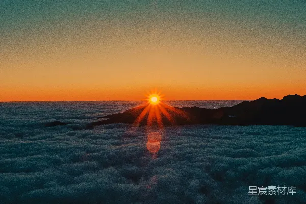 高清摄影 海浪拍打着海岸，在夕阳下翻滚。