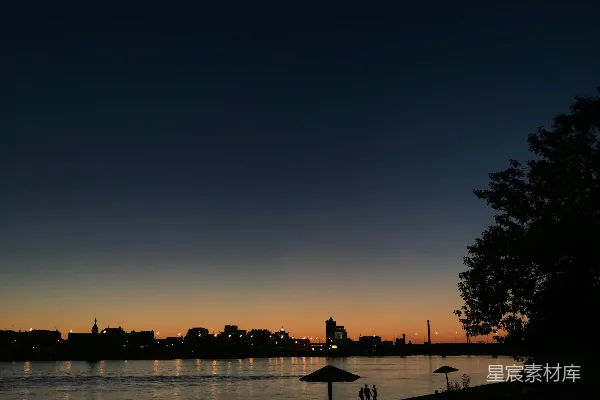高清摄影 夕阳下，人们在公园中散步的剪影