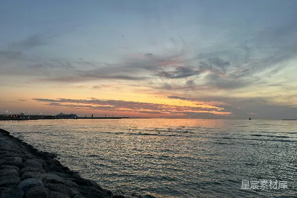 高清摄影 夕阳正在海边的水面上落下。
