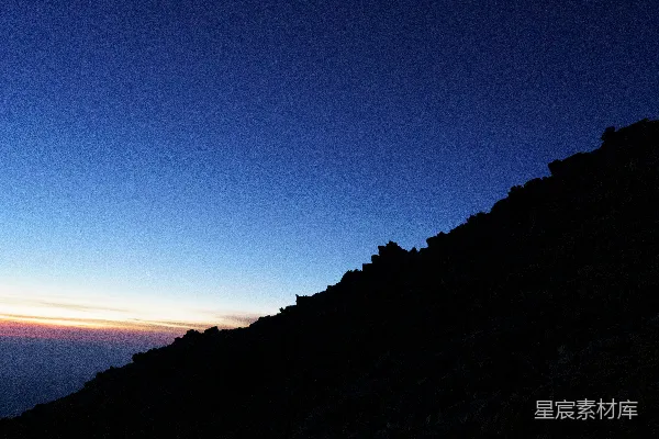 高清摄影 一个站在夜晚山顶上的人
