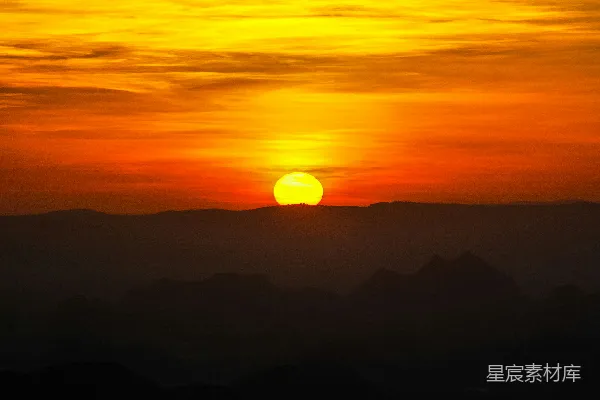 高清摄影 夕阳下山脉的剪影