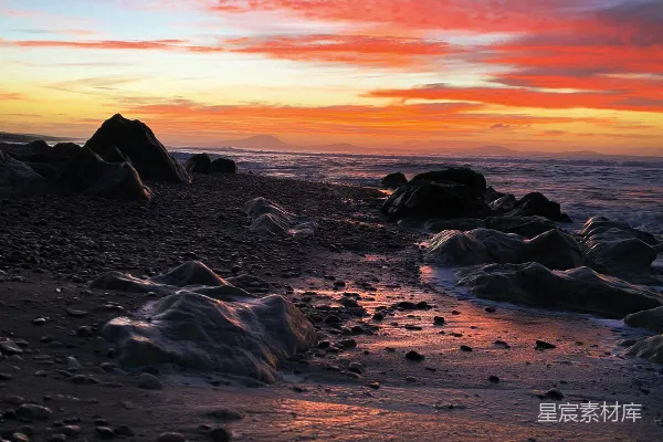 高清摄影 海滩上夕阳下的黑色岩石
