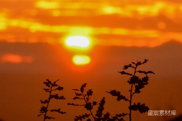 高清摄影 夕阳正落在这连绵的群山之上