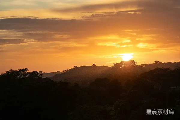 高清摄影 夕阳正在水面上落下