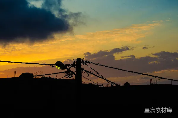 高清摄影 夕阳在铁丝网后面落下