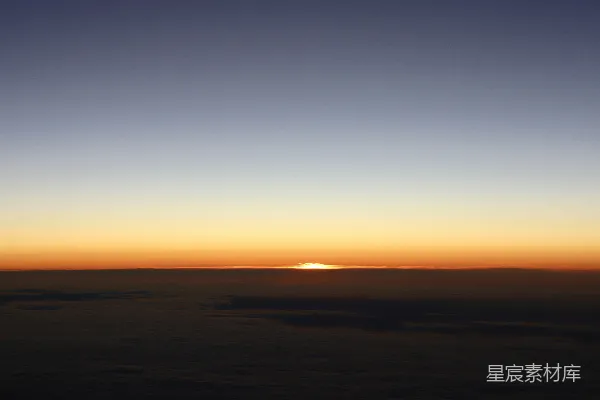 高清摄影 日出时分，明亮的太阳升起在乌云之上。