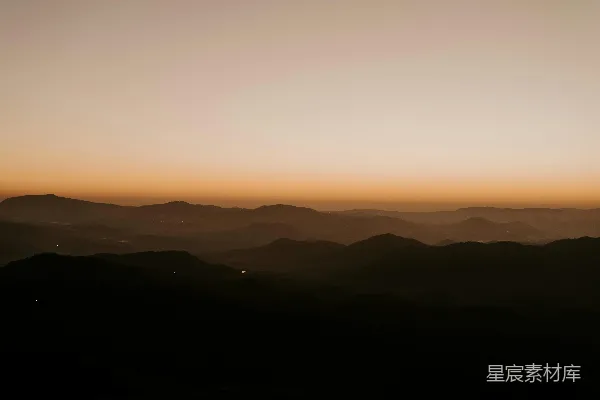 高清摄影 夕阳正在山脉上落下。