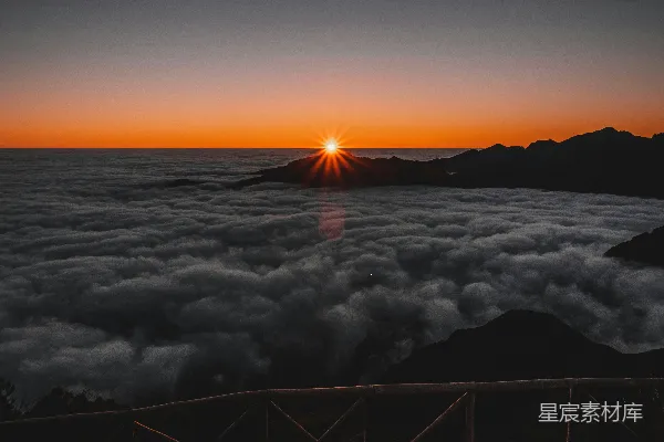 高清摄影 山峰上的云朵在日落时分