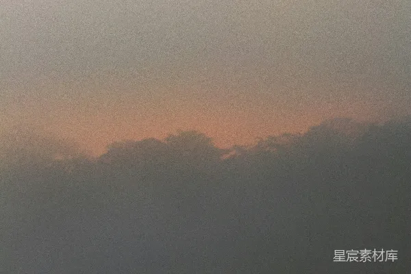 高清摄影 夕阳正洒落在一片水域之上