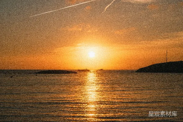 高清摄影 夕阳正在海滩上空落下。