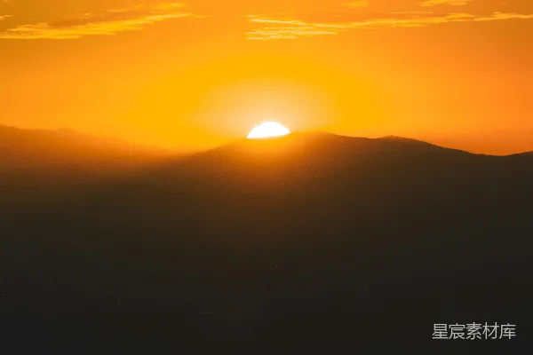 高清摄影 夕阳正在山峦上落下
