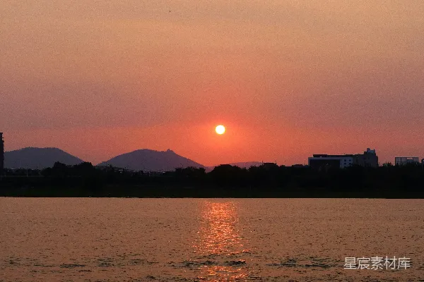 高清摄影 夕阳下，水边建筑物的剪影