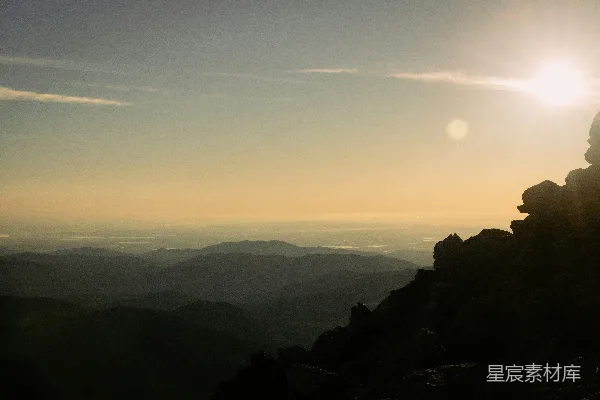 高清摄影 夕阳在层峦叠嶂间缓缓落下。