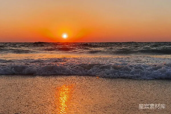 高清摄影 太阳正缓缓沉入海面。