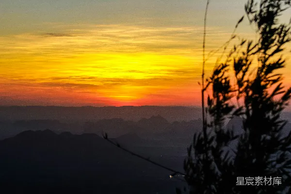 高清摄影 夕阳下山脉的剪影