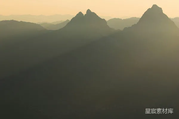 高清摄影 夕阳正在远方的山脉上落下。