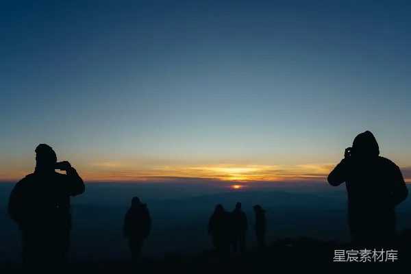 高清摄影 一群人站在山顶上。
