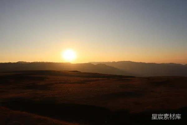 高清摄影 夕阳正映照在山脉之上。