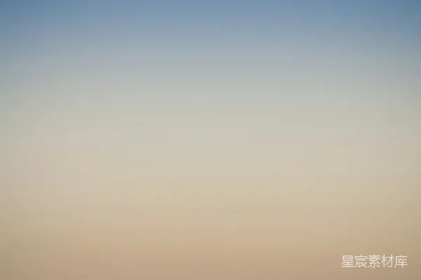 高清摄影 海景，月亮挂在天空中。