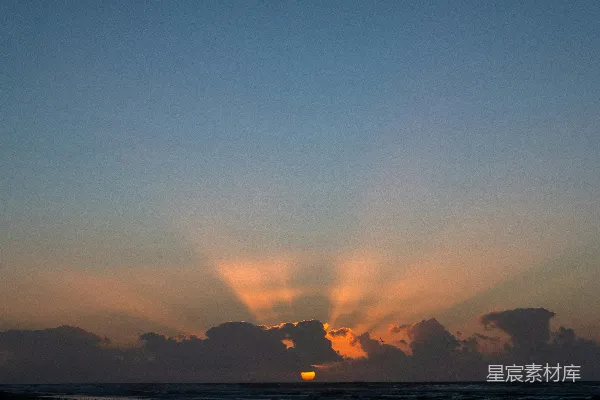 高清摄影 夕阳正洒在一片水域之上