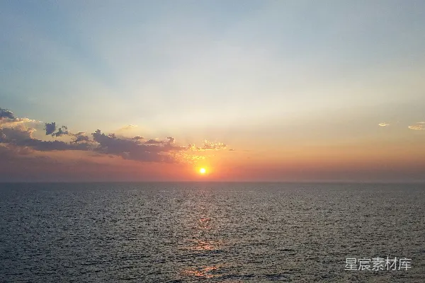 高清摄影 太阳正落向地平线上的海洋。