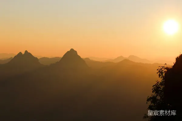 高清摄影 夕阳正笼罩着山脉。
