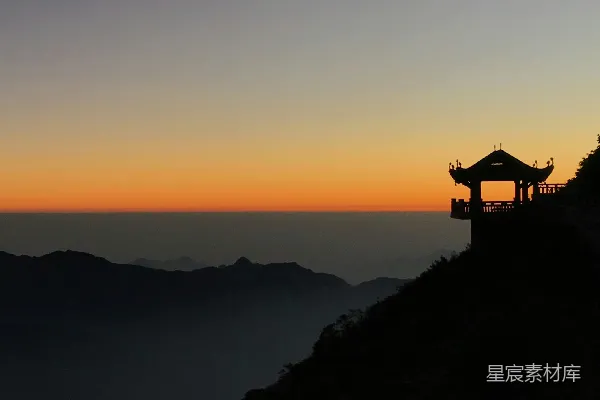 高清摄影 托里大楼的剪影靠近山。
