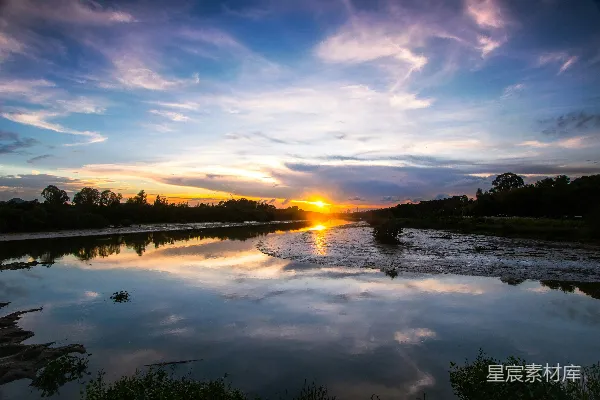 高清摄影 夕阳正在一片水域上落下