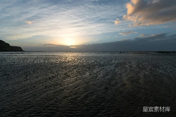 高清摄影 白天海浪拍打在岸边。