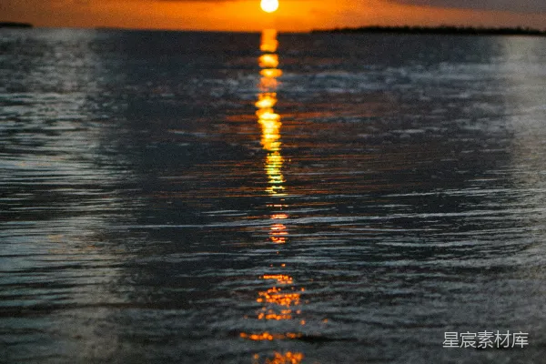高清摄影 一片水面，背景是日落的景象。
