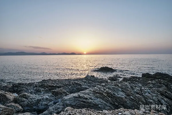 高清摄影 海畔夕阳下的黑岩形成