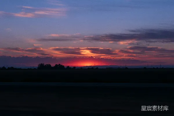 高清摄影 夕阳正映照在田野的地平线上。