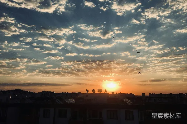 高清摄影 夕阳西下，多云天空下的建筑物剪影