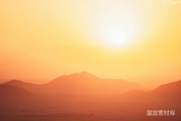 高清摄影 雾蒙蒙的山峦上空升起暖橙色的晨曦