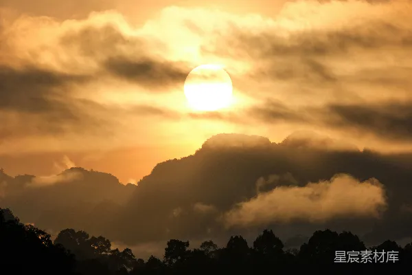 高清摄影 夕阳在云层中落下