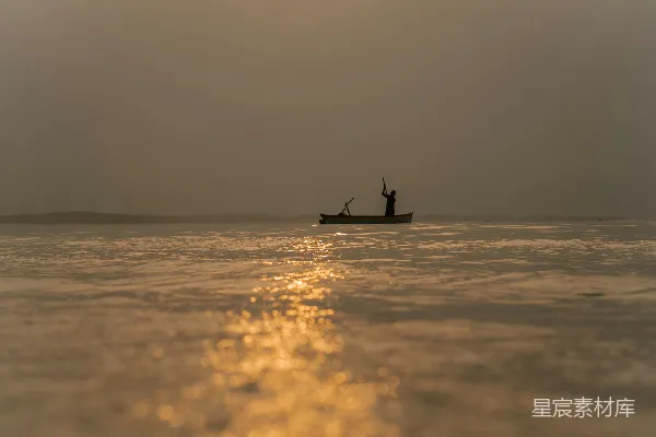 高清摄影 夕阳下，一个人在船上的剪影。