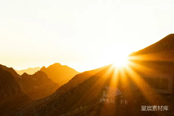 高清摄影 夕阳正洒落在群山之上。