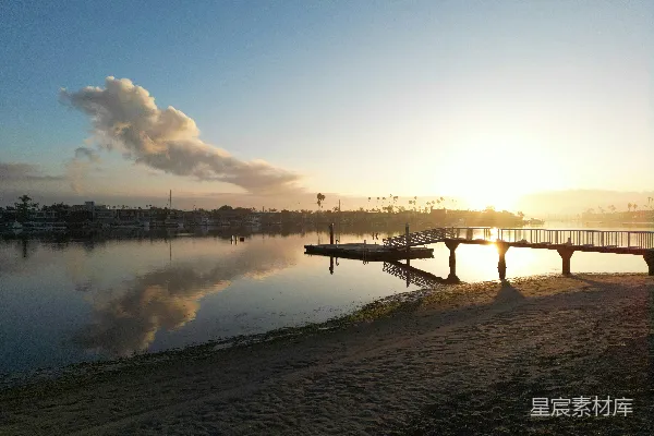 高清摄影 夕阳正洒落在一片水域之上。