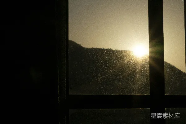 高清摄影 夕阳透过窗户照在山峦上。