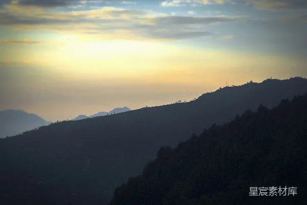 高清摄影 一座山脉在夕阳下