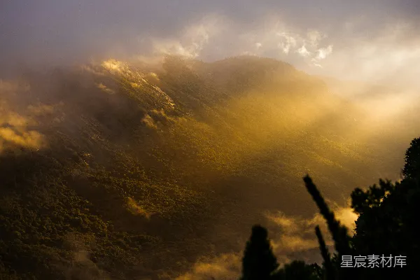 高清摄影 阳光穿透山间云层。