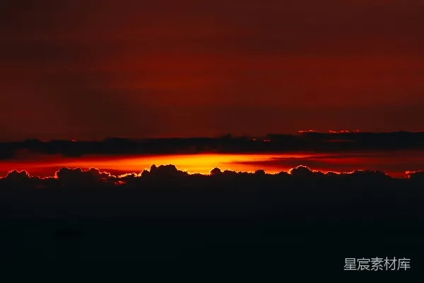 高清摄影 夕阳映照着黑暗的云层。