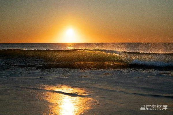 高清摄影 夕阳正笼罩着海浪。
