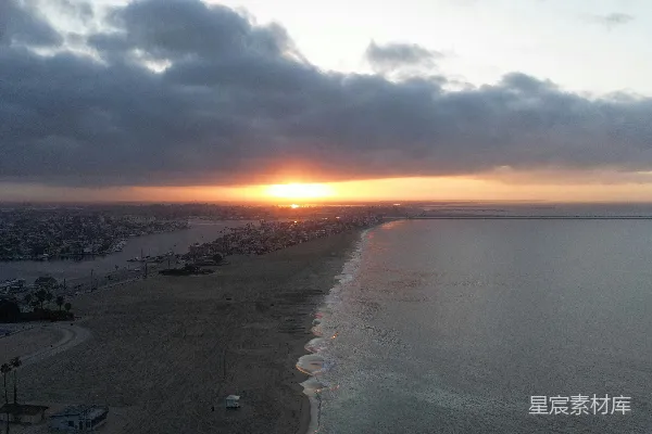 高清摄影 夕阳正在海滩上落下，海洋也在渐渐变暗。